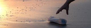 Strand Flasche Müll - Um Müll zu vermeiden, werden Einwegflaschen und andere Wegwerfartikel aus Kunststoff auf Mallorca ab 2021 verboten.