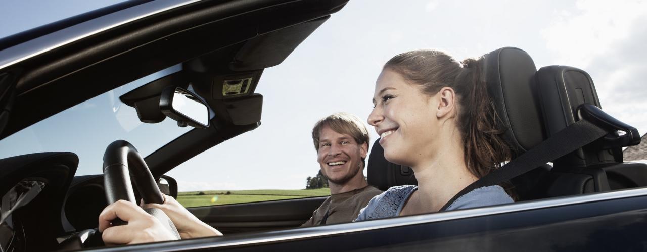 Paar im Cabrio_GettyImages-175842865