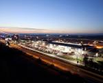 Der Flughafen Friedrichshafen bei Nacht - Vom Bodensee-Airport geht es mit Jet2.com direkt nach London-Stansted. © Flughafen Friedrichshafen