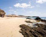 Strand auf Lanzarote - Auf Lanzarote und La Graciosa gilt ab dem 23. Januar die Corona-Warnstufe 4.