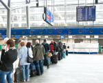 Warteschlage am Check-In Schalter Flughafen - Am Flughafen in Kuala Lumpur bilden sich derzeit durch eine Softwarepanne lange Warteschlangen (Symbolfoto).