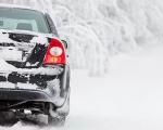 Auto auf verschneiter Straße - Tirol will die Fahrverbote auf Landstraßen im Winter beibehalten.