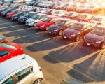 Autos auf Parkplatz - Wer sein Auto während des 14-tägigen Sommerurlaubs direkt am Flughafen abstellt, muss mit bis zu 490 Euro Parkgebühren rechnen.