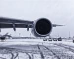 Flugzeug Flughafen Schnee New York - Winterchaos sorgt in den USA für Flugausfälle und Verspätungen.