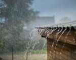 Hausdach im Regen - Mallorca und großen Teilen der spanischen Mittelmeerküste drohen am Donnerstag und Freitag erneut heftige Regenfälle.