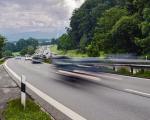 Verkehr auf einer Autobahn - Die Jahresvignetten für 2021 sind nun erhältlich und nutzbar.
