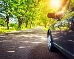 Mit Autokredit finanzierter PKW fährt durch Allee - Die Corona-Krise hat die Preise für Mietwagen in Deutschland für den Sommer sinken lassen.