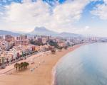 Spanien: Alicante Strand - Der Flughafen im spanischen Alicante ist nach einem Brand geschlossen.