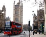 Großbritannien: London Bus, Houses of Parliament © Volkmann - Am Mai 2021 verbindet ein neuer Schnellzug den Flughafen London Luton mit dem Zentrum.