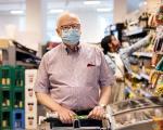 Älterer Mann mit Maske und Einkaufswagen in einem Berliner Supermarkt. - In der Schweiz dürfen ab 18. Januar nur noch Geschäfte des täglichen Bedarfs öffnen.