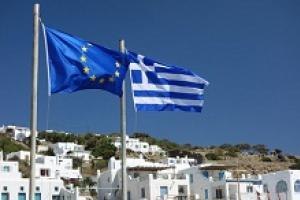 Flaggen von Griechenland und der Europäischen Union