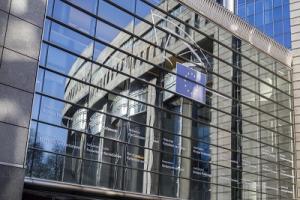 Parlament der Europäischen Union mit spiegelnden Fenstern