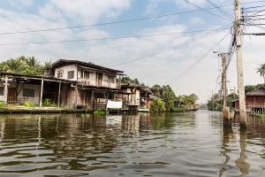 Überschwemmung in asiatischem Dorf