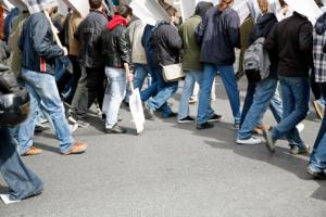 Streikende Arbeitnehmer laufen auf der Straße.