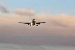 Flugzeug-Landeanflug-Abend