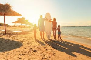 Familie: Urlaub, Strand, Surfen