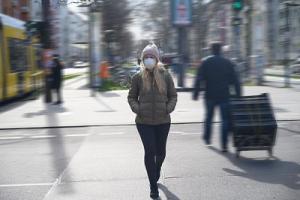 Frau mit Atemschutzmaske in Berlin
