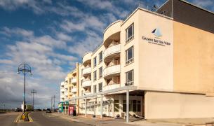 Die Galway Bay Sea View Apartments liegen direkt an der Uferstraße. Apartmenthaus Straße Ufer