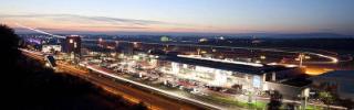 Der Flughafen Friedrichshafen bei Nacht