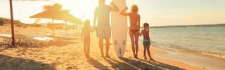 Familie: Urlaub, Strand, Surfen