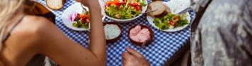 Griechischer-Tisch-Paar-Emotion