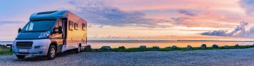 Camper_Parkplatz_Sonnenuntergang_GI-1335685884
