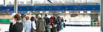 Warteschlage am Check-In Schalter Flughafen