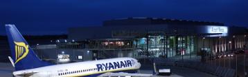 Flughafen Weeze Vorfeld mit Ryanair-Flieger