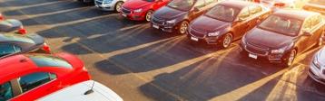 Autos auf Parkplatz