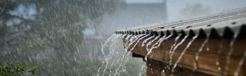 Hausdach im Regen
