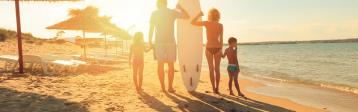 Familie: Urlaub, Strand, Surfen