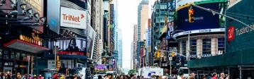 Menschen auf Zebrastreifen in New York City