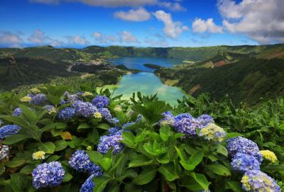 Eine der Hauptattraktionen São Miguels, die Caldeira Sete Cidades, ist bequem mit dem Mietwagen erreichbar. Caldeira Sete Cidades auf São Miguel