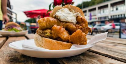 Fischbrötchen-Backfisch-GettyImages-1205942343