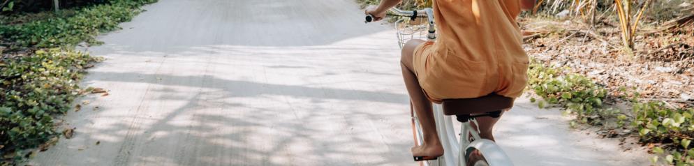 Frau-Fahrrad-Strand-Emotion