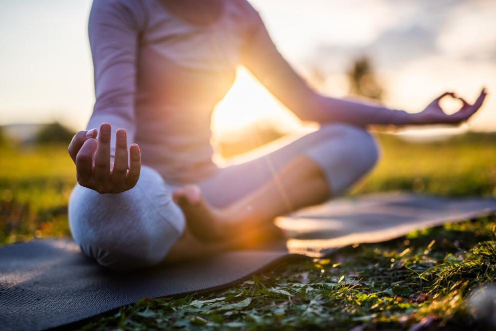 Frau die beim Sonnenaufgang meditiert Frau+Meditation+Sonnenaufgang+Wellness