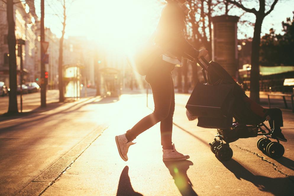 Sonstiges: Frau mit Kinderwagen