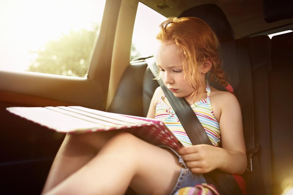 Sonstiges: Kind mit Tablet im Auto