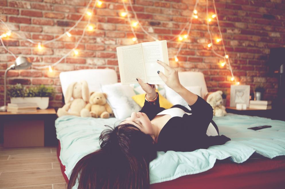 Sonstiges: Frau mit Buch im Bett