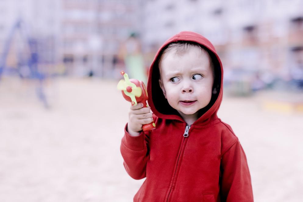 Sonstiges: Kind mit Spielzeugpistole