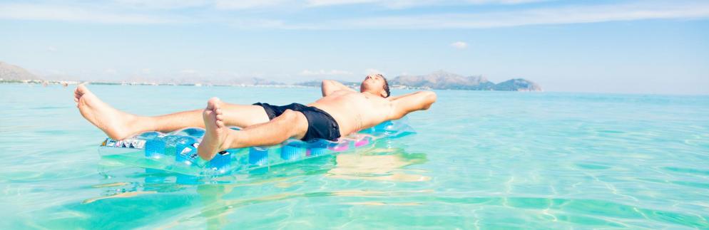 Mallorca für Jedermann - Reisen Singles Mann Luftmatratze