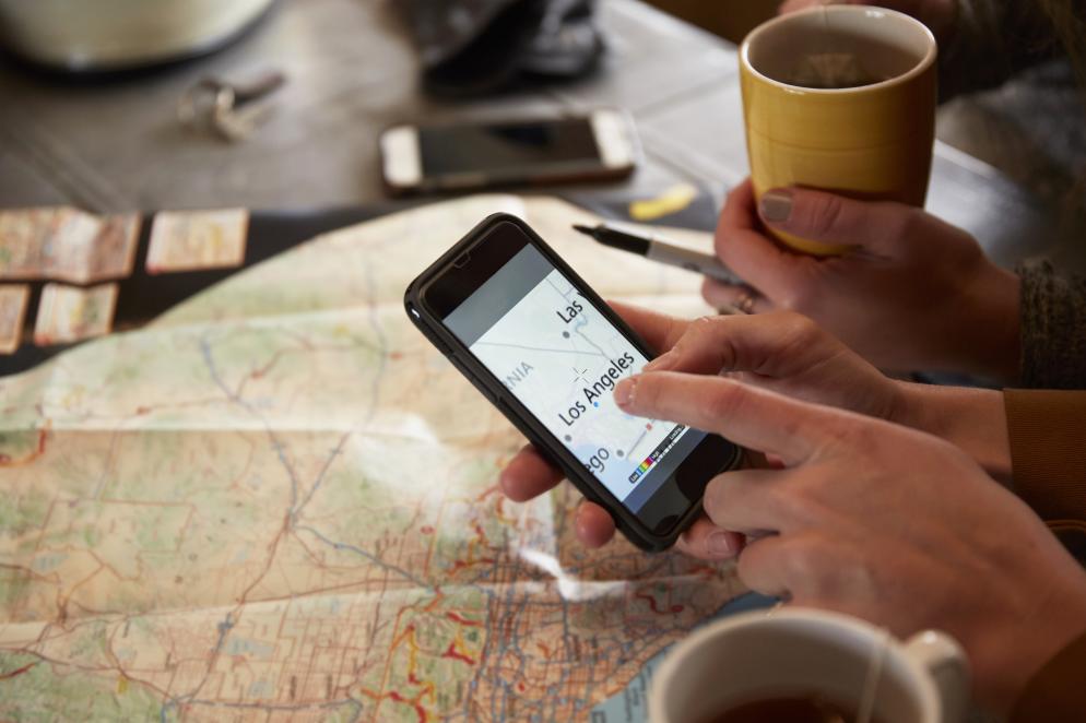 Tisch+Smartphone+Karte+Tasse+Mappe