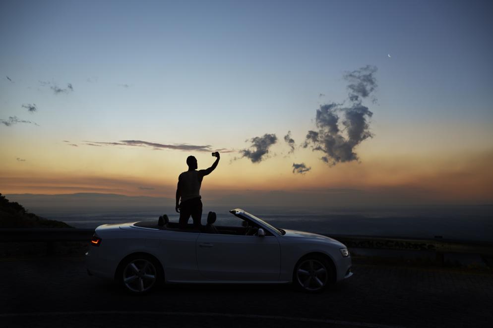 Auto+Cabrio+Smartphone+Panorama+Sonnenuntergang+Mensch+Mann